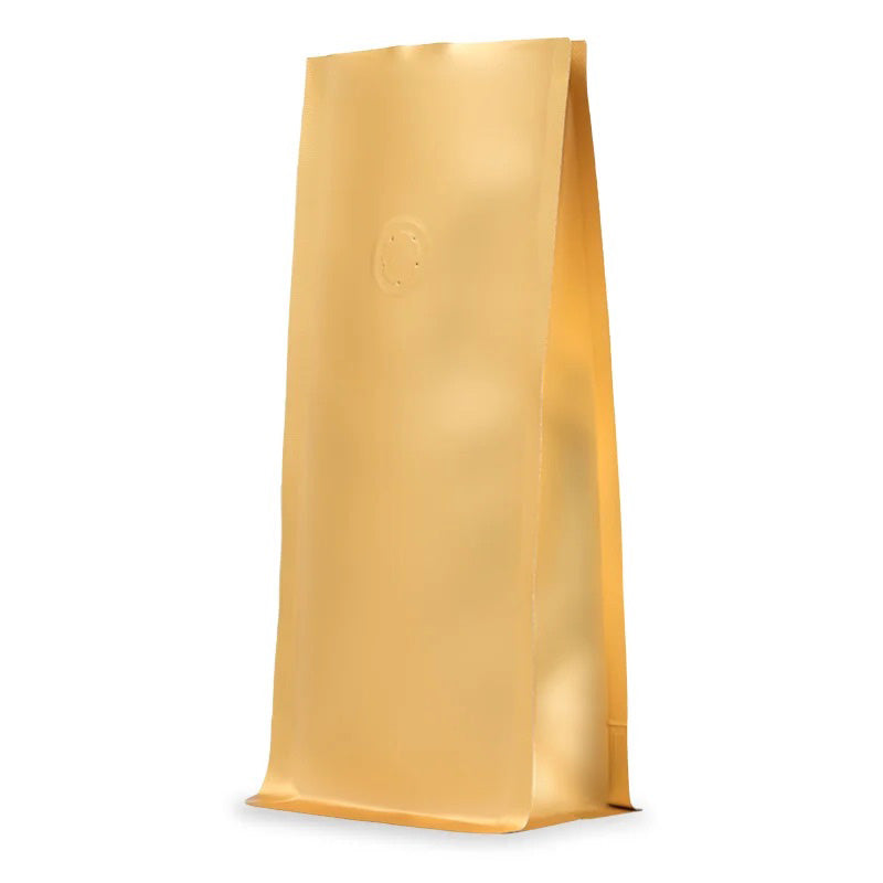 Златист плик с плоско дъно, матов завършек, алуминиев интериор и клапа