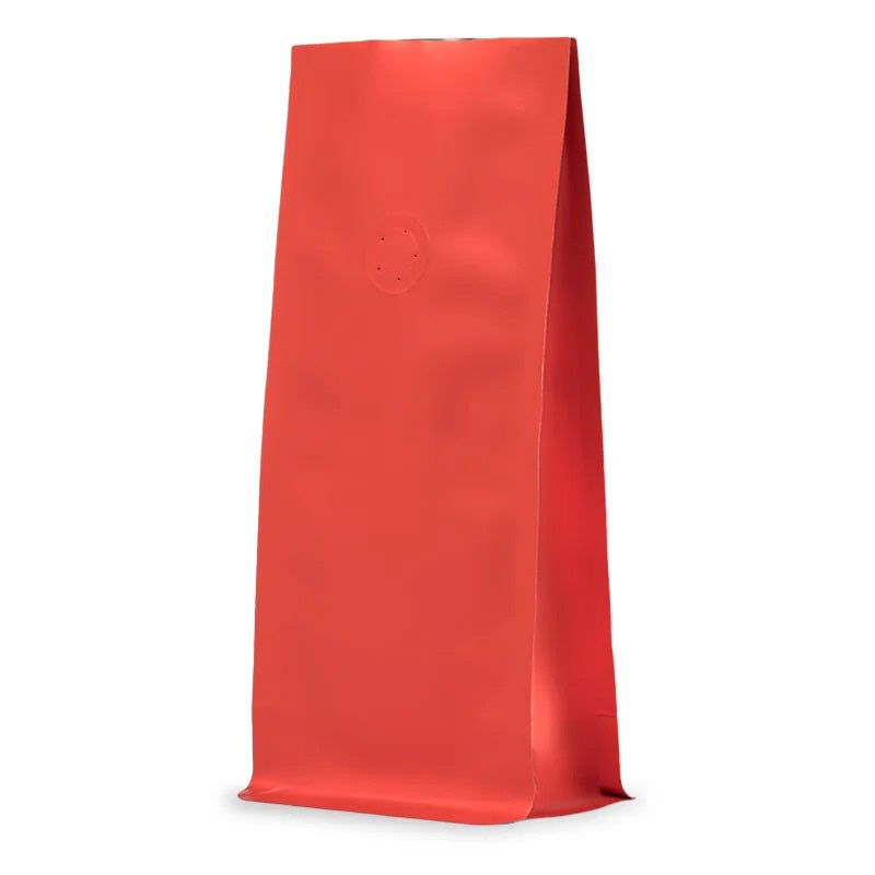 Червен плик с плоско дъно, матов завършек, алуминиев интериор и клапа