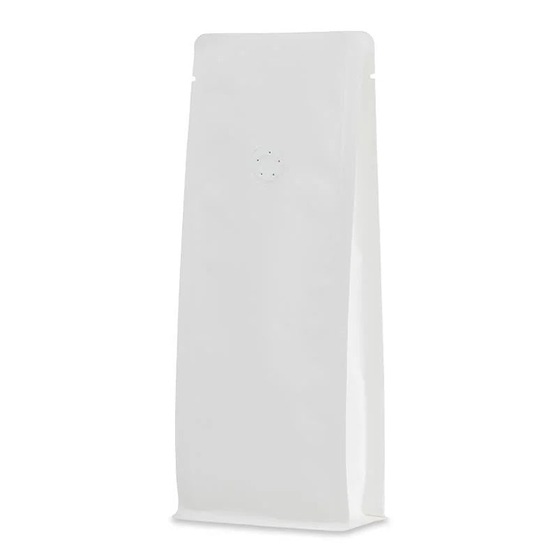 Бял плик с плоско дъно, матов завършек, алуминиев интериор и клапа