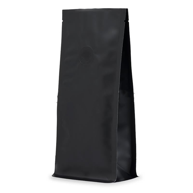 Черен плик с плоско дъно, матов завършек и клапа, 100% рециклируем